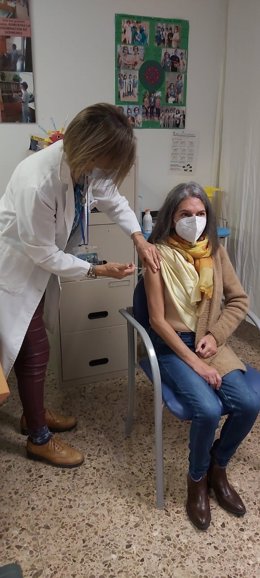 Una mujer recibe una vacuna contra el herpes Zoster.