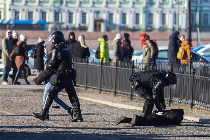 Archivo - 06 March 2022, Russia, Saint Petersburg: Police officers detain protesters during a demonstration against Russian military intervention in Ukraine. Russian troops invaded Ukraine on 24 February. Photo: Stringer/SOPA Images via ZUMA Press Wire/