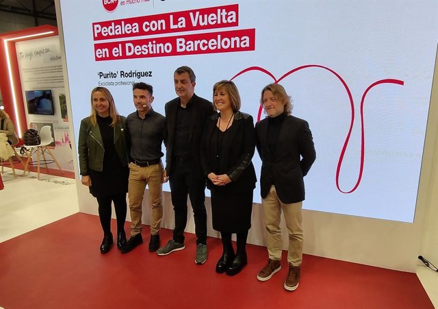 La diputada Eva Menor; l'exciclista Joaquim 'Purito' Rodríguez; el director de la Vuelta, Javier Guillén; la presidenta de la Diputació de Barcelona, Núria Marín; i el diputat David Escudé, a Fitur