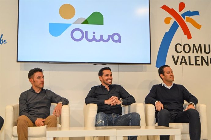 Los exciclistas Joaquim 'Purito' Rodríguez y Alberto Contador en la presentación de la marcha cicloturista Gran Fondo Alberto Contador en la feria FITUR de Madrid.