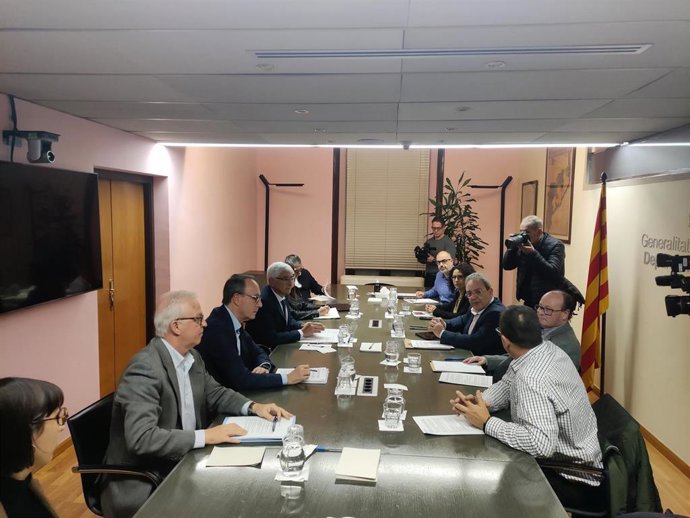 Reunión entre el conseller de Salud de la Generalitat, Manel Balcells, y una delegación del sindicato Metges de Catalunya encabezada por su presidente, Jordi Cruz, y su secretario general, Xavier Lleonart, para abordar la huelga sanitaria