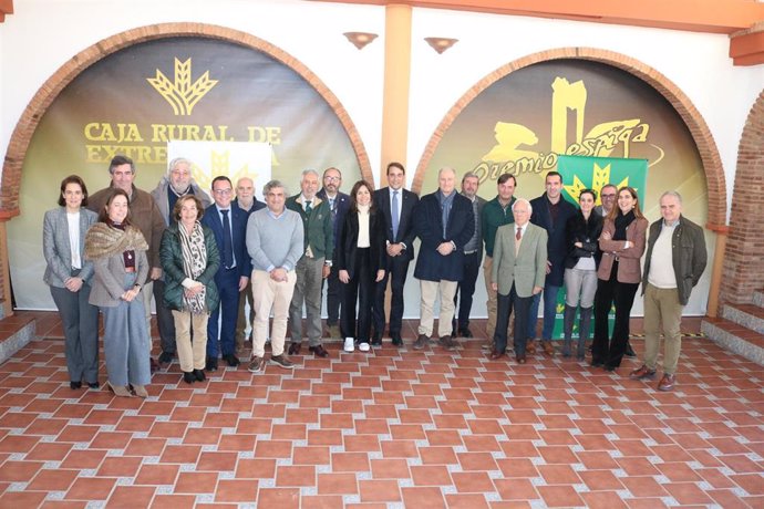 Caja Rural de Extremadura se reúne con instituciones ganaderas de la región