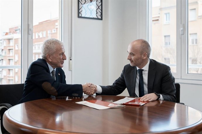 Firma del acuerdo entre el consejero delegado de Inditex, Óscar García Maceiras, y el presidente de Cáritas Española, Manuel Bretón Romero