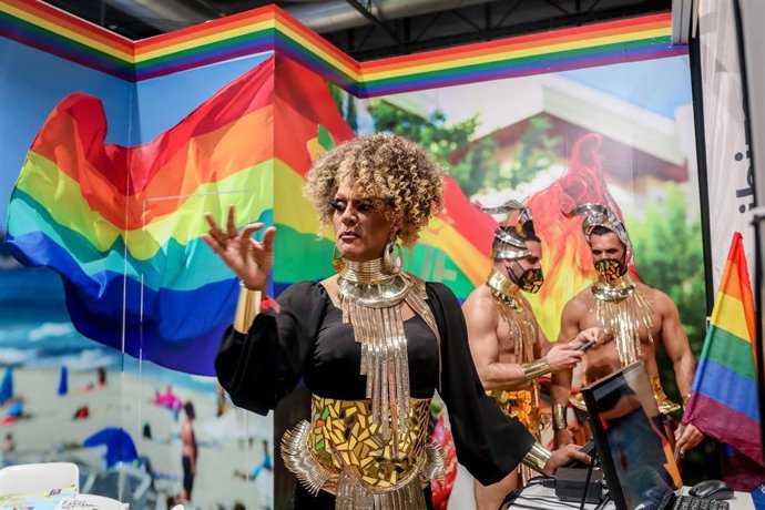 Archivo - Azafatos del estand LGTB+