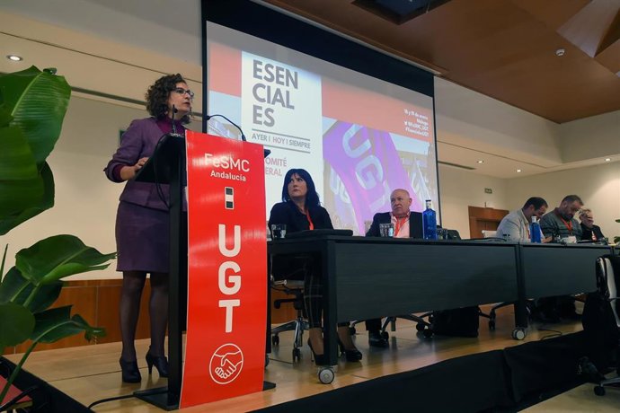 La ministra de Hacienda, María Jesús Montero, durante su intervención este miércoles en Málaga en el III Comité de la Federación de Servicios, Movilidad y Consumo de UGT, en presencia del secretario general, Pepe Álvarez.