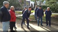 Sánchez reivindica la subida de pensiones en un encuentro con jubilados en Coslada con quienes ha jugado a la petanca