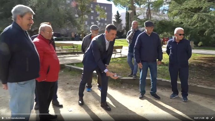 El presidente del Gobierno, Pedro Sánchez, juega a la petanca con un grupo de jubilados en un parque de Coslada (Madrid)