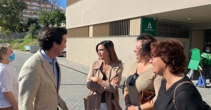 La parlamentaria andaluza y portavoz adjunta del Grupo Socialista en la Cámara autonómica, María Márquez, acompañada por otros socialistas onubenses.