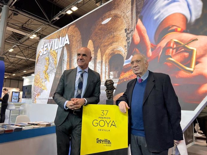 El presidente de la Academia de Cine, Fernando Méndez-Leite, y el alcalde de Sevilla, Antonio Muñoz, en el stan de Sevilla en Fitur.