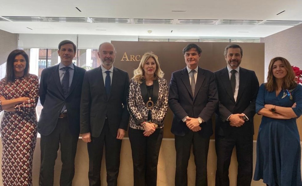 Reunión en Madrid de la consejera de Economía, Hacienda y Fondos Europeos de la Junta de Andalucía, Carolina España, y el secretario general de Economía, José Manuel Alba, con el equipo de Arcano Capital.