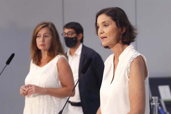 Archivo - La presidenta del Govern balear, Francina Armengol, y la ministra de Industria, Comercio y Turismo, Reyes Maroto, presentan la puesta en marcha del certificado digital para garantizar la movilidad segura ante la COVID19, a 1 de julio de 2021.