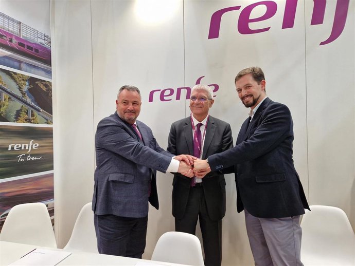 Eduardo Morán, primero por la izquierda, tras la firma del convenio de colaboración con Renfe y FEE para desarrollar el programa de Trenes Históricos y Turísticos de León.