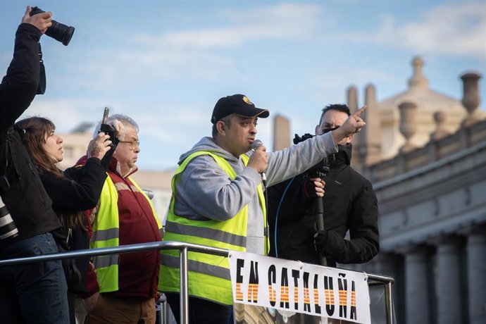 El portavoz de Élite Taxi, Tito Álvarez (c), interviene durante una movilización convocada por Élite Taxi y Stac en defensa de la tarifa regulada y en defensa de los usuarios, a 17 de enero de 2023, en Barcelona.