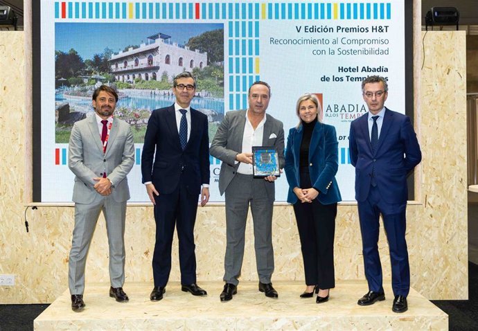 Entrega del reconocimiento de Caixabank por su compromiso con la sostenibilidad.