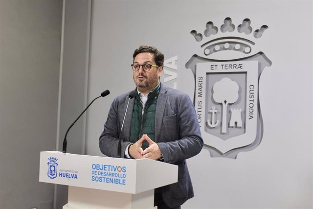 El portavoz del PP el Ayuntamiento de Huelva, Jaime Pérez, en rueda de prensa.