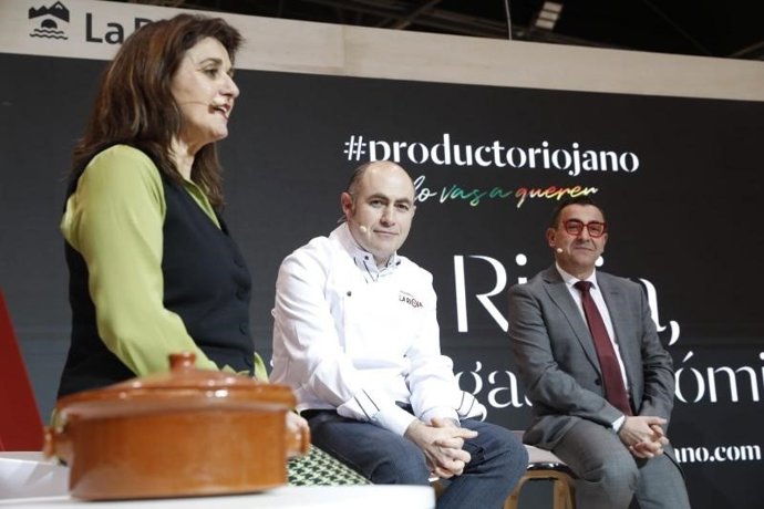 El director general de Turismo, Ramiro Gil; la directora general de Desarrollo Rural y Reto Demográfico, Nuria Bazo, han intervenido en la presentación de La Rioja. Territorio Gastronómico, junto con cocinero Ignacio Echapresto