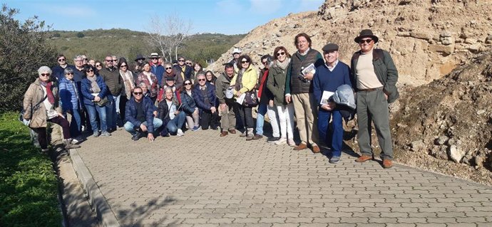 Medio Centenar De Personas Visitan El Yacimiento De Doña Blanca De La Mano De La Uned