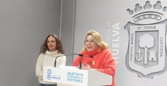 La candidata de Izquierda Unida a la Alcaldía de Huelva y portavoz de UP en el Ayuntamiento de Huelva, Mónica Rossi, en rueda de prensa.