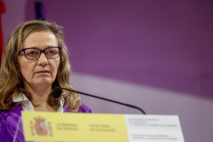 La delegada del Gobierno contra la Violencia de Género, Victoria Rosell, interviene durante la rueda de prensa 