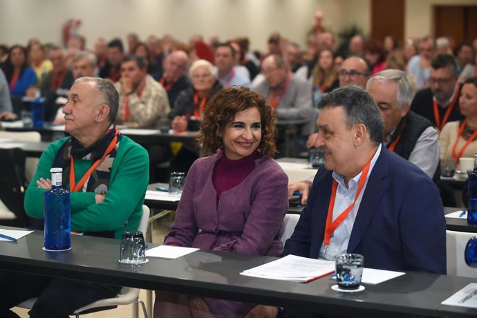 El secretario general de UGT, Pepe Álvarez, junto a La ministra de Hacienda y Función Pública, María Jesús Montero, durante el III Comité de la Federación de Servicios, Movilidad y Consumo de UGT a 18 de enero de 2023 en Málaga, Andalucía./Álex Zea.
