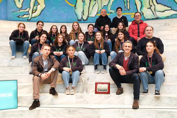 El vicepresidente y consejero de Universidades, Igualdad, Cultura y Deporte, Pablo Zuloaga, recibe a las Campeonas de España de la XIX Copa de España Juvenil Femenino de Hockey Hierba.