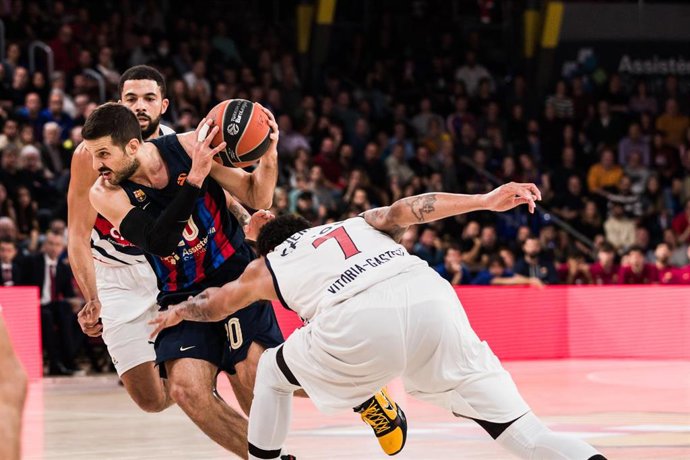 Archivo - Nico Laprovittola of FC Barcelona in action against Pierria Henry of Cazoo Baskonia during the Turkish Airlines EuroLeague match between FC Barcelona and Cazoo Baskonia  at Palau Blaugrana on November 25, 2022 in Barcelona, Spain.