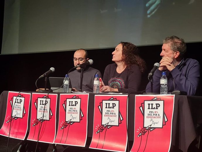 El secretario general de CC.OO. De Catalunya, Javier Pacheco; la secretaria general de la Federació d'Educació de CC.OO. De Catalunya, Teresa Esperabé; y el secretario general de CC.OO. Enseñanza, Paco García, en un acto este miércoles en Barcelona