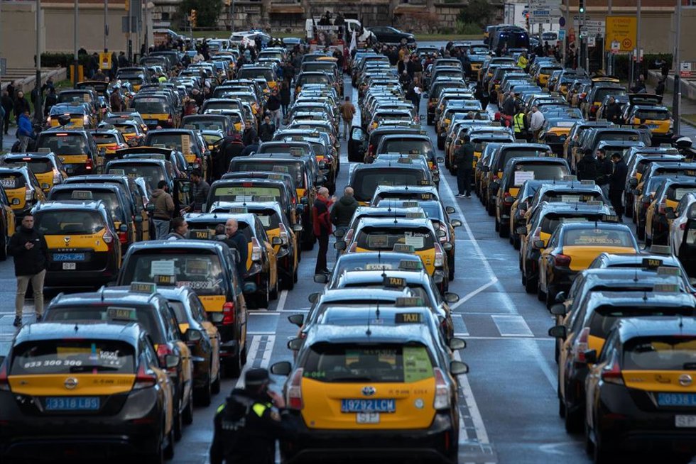 Centenares de taxis durante una movilización convocada por Élite Taxi y Stac en defensa de la tarifa regulada y en defensa de los usuarios, a 17 de enero de 2023, en Barcelona