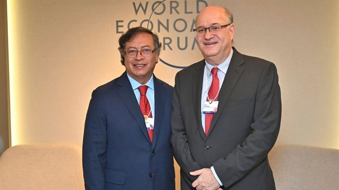 El presidente de Colombia, Gustavo Petro, junto al presidente del BID, Ilan Goldfajn