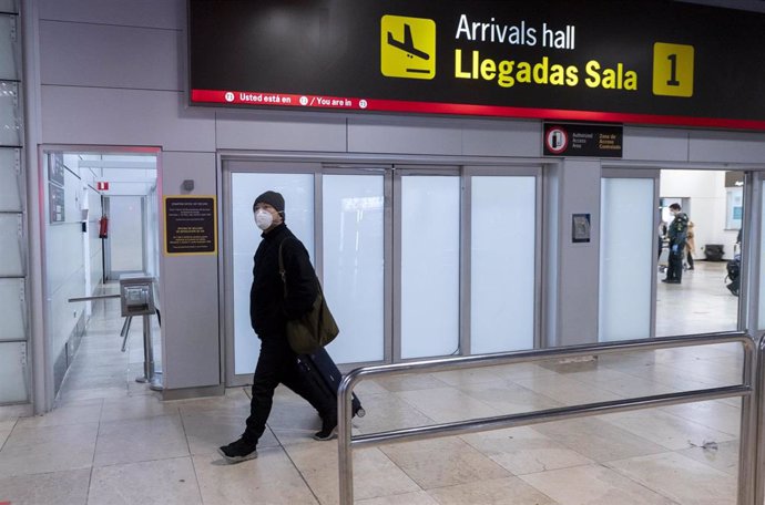 Un pasajero llega al aeropuerto Adolfo Suárez Madrid-Barajas procedente de un vuelo de Chongqing (China)