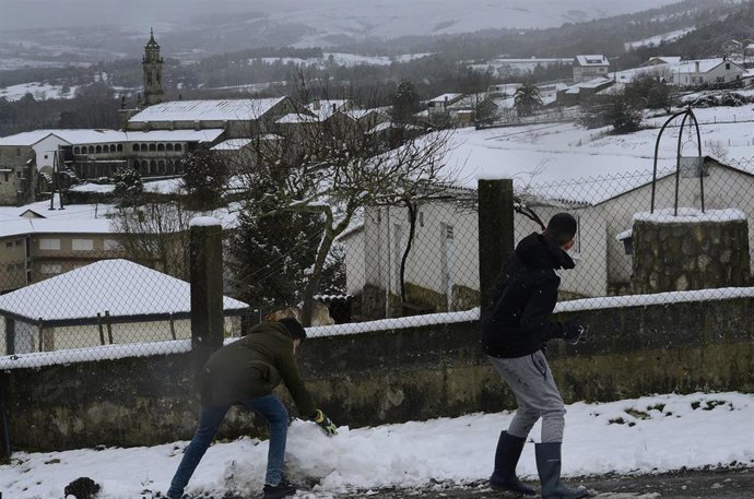 Varios niños juegan con la nieve, a 18 de enero de 2023, en  Xunqueira de Espadanedo, Ourense, Galicia (España). La Dirección General de Emergencias e Interior de la Vicepresidencia Segunda de la Xunta ha extendido la alerta naranja por nevadas al sur d