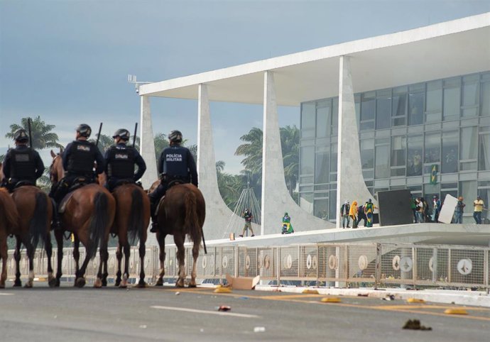Asaltantes irrumpen en el Congreso de Brasil