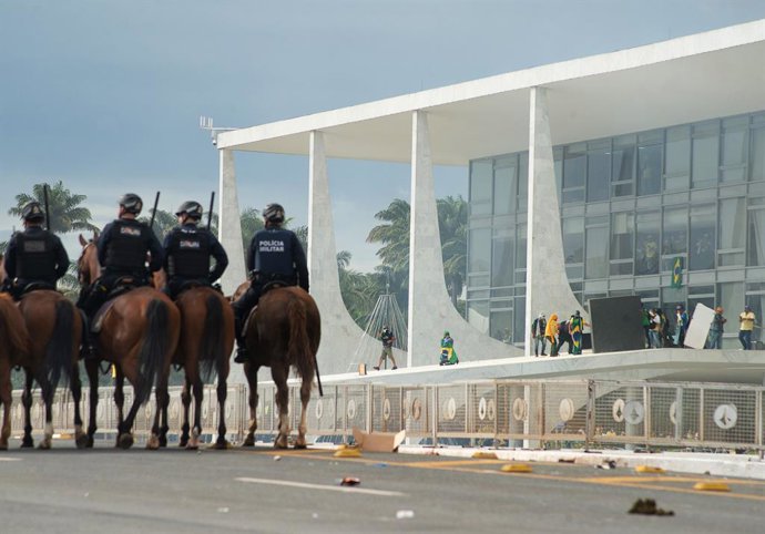 08 January 2023, Brazil, Brasilia: Supporters of former Brazilian President Jair Bolsonaro storm the Congress in the capital. Supporters of former Brazilian President Bolsonaro have stormed the Congress and Supreme Court. Photo: Matheus Alves./dpa