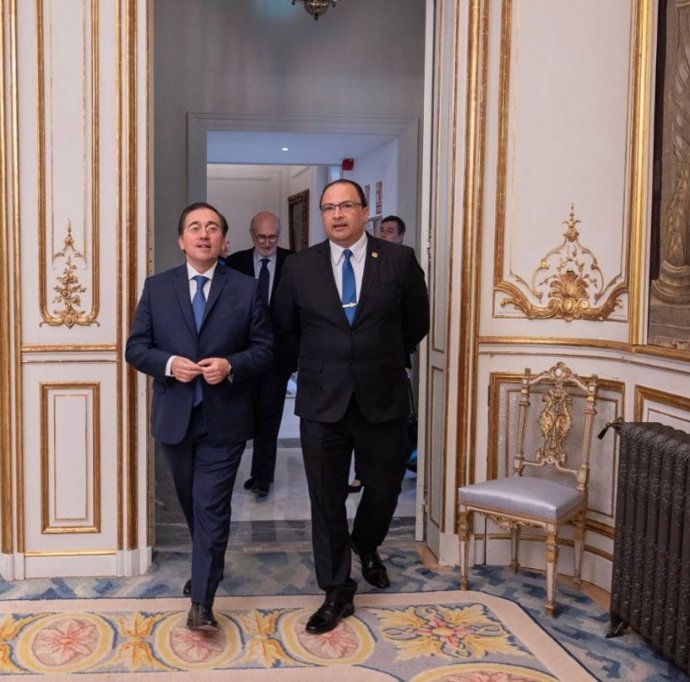 El Ministro de Asuntos Exteriores, Unión Europea y Cooperación, José Manuel Albares, y su homólogo guatemalteco, Mario Búcaro