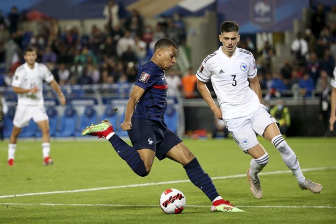 Archivo - Kylian MbappeDennis Hadzikadunic