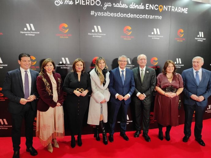 El presidente de la Diputación y de Turismo Costa del Sol, Francisco Salado (cuarto por la dcha.), en la inauguración de la gala de turismo en el Cine Capitol.