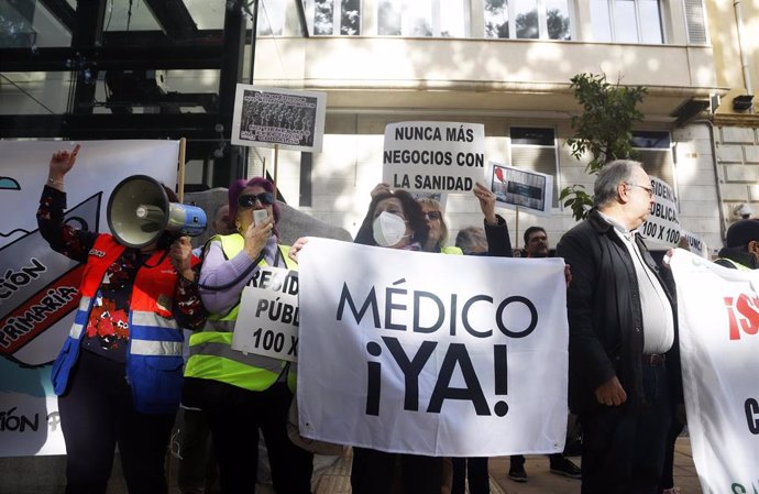 Archivo - Médicos andaluces ante la Delegación de Salud de la Junta de Andalucía en Málaga para exigir la mejora de las condiciones asistenciales