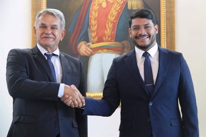 El viceministro para América Latina del Ministerio de Exteriores de Venezuela, Rander Peña, con el nuevo encargado de negocios de Brasil, Flavio Maciera