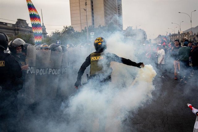 Policía peruana dispersa a los manifestantes en Lima, Perú