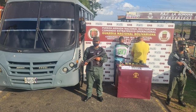 El Ejército de Venezuela detiene a dos portadores de material de guerra