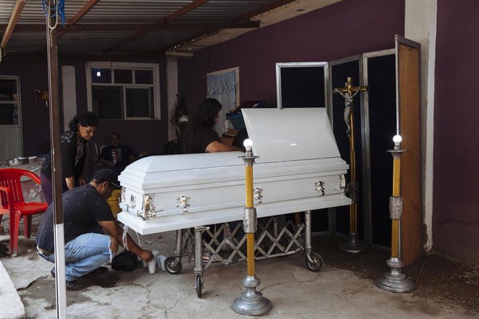 Archivo - Laboresde preparación de uno de los féretros de las víctimas de la masacrede un centro de rehabilitación de Irapuato, en ciudad de México