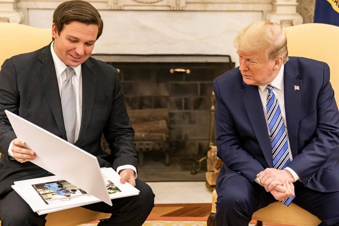 Archivo - 28 April 2020, US, Washington: US President Donald Trump (R) looks at diagrams and photos during his meeting with Governor of Florida Ron DeSantis at the Oval Office of the White House. Photo: Shealah Craighead/White House via Planet Pix via Z