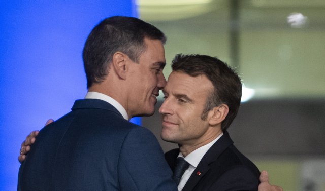 El presidente de España, Pedro Sánchez (i), y el presidente de Francia, Emmanuele Macron, comparecen ante los medios de comunicación tras la celebración de la Cumbre Euromediterránea EU-MED9.