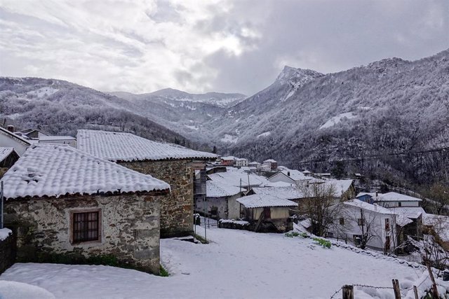 Varios tejados cubiertos de nieve, a 18 de enero de 2023, en San Juan de Beleño, Ponga, Asturias (España). La Agencia Estatal de Meteorología (Aemet) ha elevado a naranja el nivel de alarma en Asturias, tanto por fenómenos costeros, como por acumulaciones