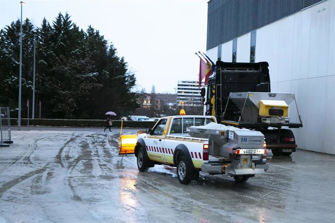 Equipos del Ayuntamiento de Pamplona en la zona de Trinitarios.
