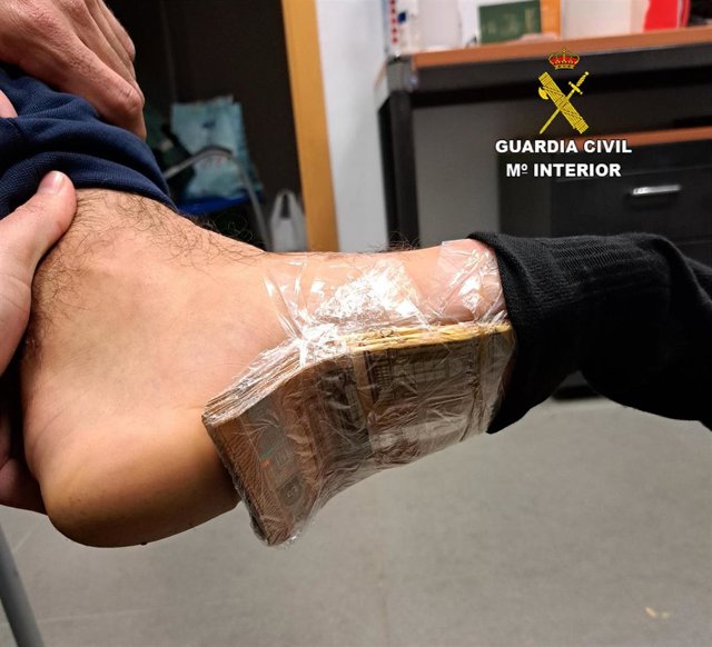 Investigado por blanqueo tras ser interceptado en el puerto de Tarifa (Cádiz) con 17.000 euros adosados al cuerpo