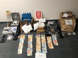 Drogas, armas y dinero incautados en la operación.