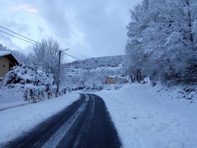 Archivo - Carretera con nieve