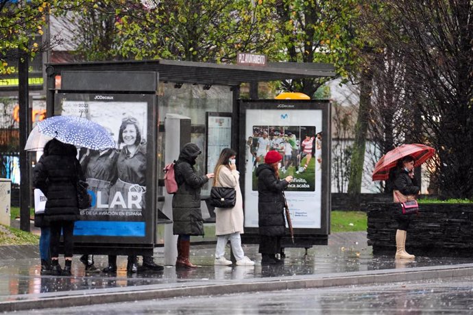 Personas en una parada de autobús de Santander