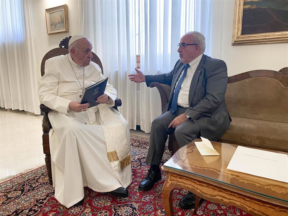 Archivo - El papa Francisco y el presidente de la UCAM, José Luis Mendoza